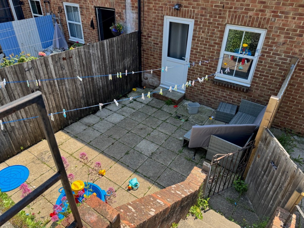 Lot: 8 - MODERN FREEHOLD TWO-BEDROOM TERRACE HOUSE FOR INVESTMENT - Rear courtyard